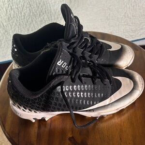 Nike Black and White Vaper Cleats Youth Size 4